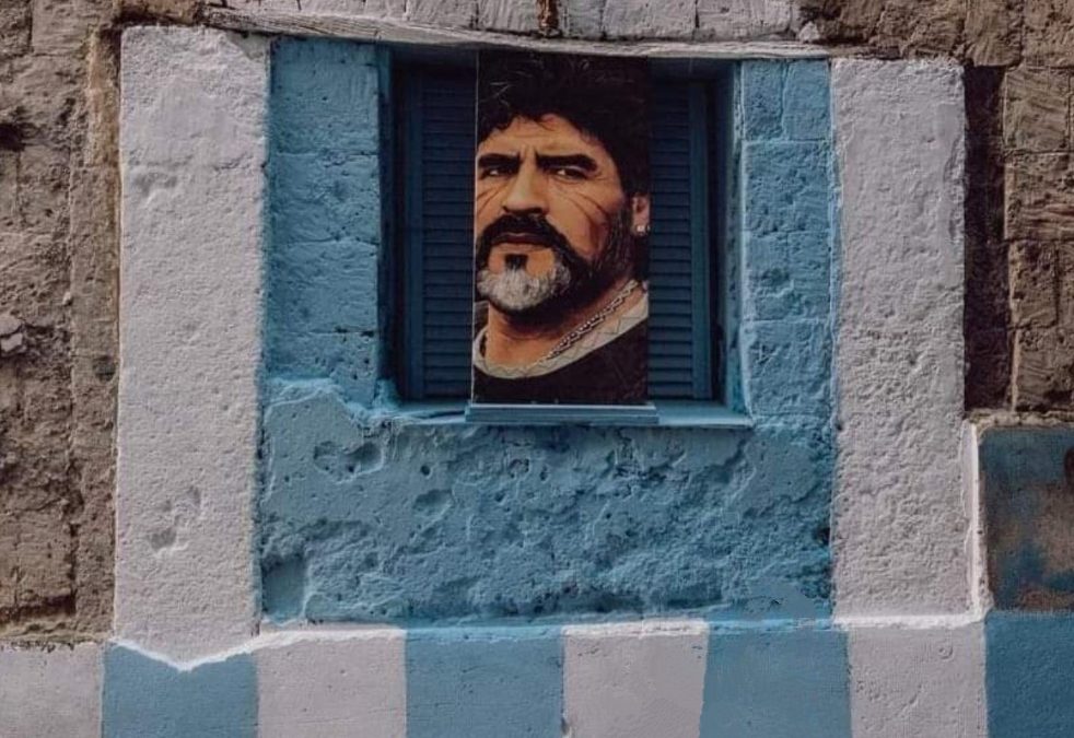 La Passione Azzurra: Psicologia del Tifo Calcistico e il Mito di Maradona a Napoli